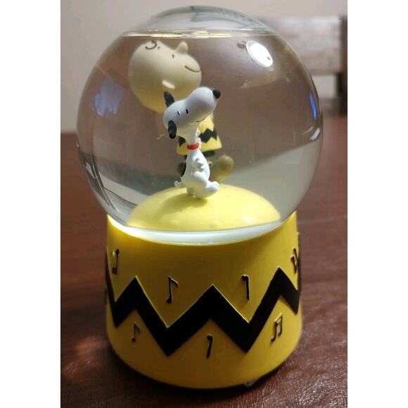 Peanuts Westland Charlie Brown & Snoopy Musical Snow Globe w/ Movement - Picture 3 of 5
